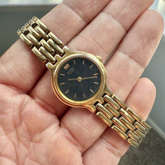 Vintage Ladies Seiko 1N00-0A99 BLACK Dial 22mm Gold Tone Dainty Stainless Watch - Picture 1 of 9